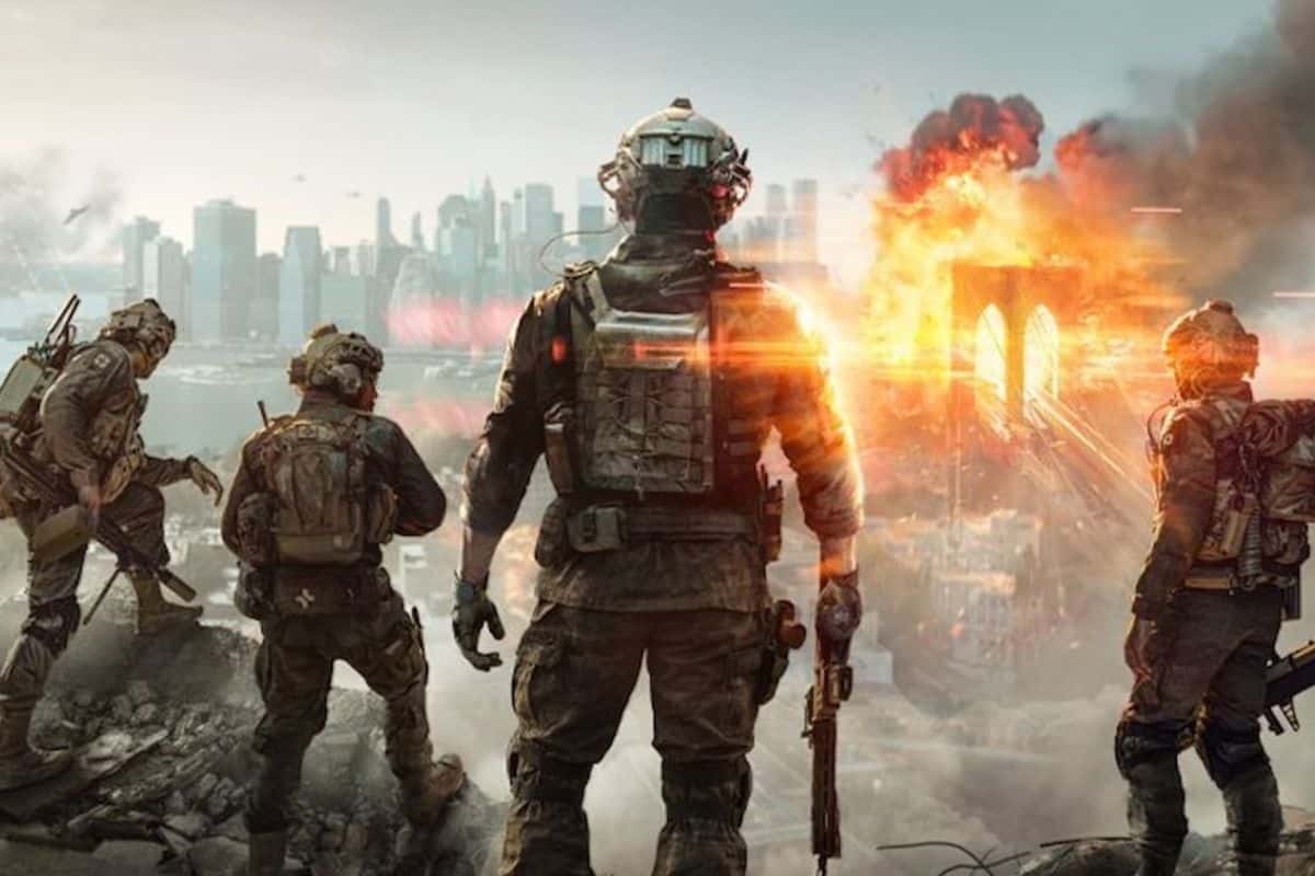 Soldats devant une explosion urbaine.