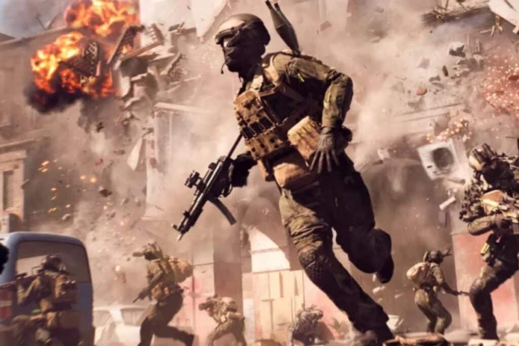 Soldats courant sous explosion dans une rue.