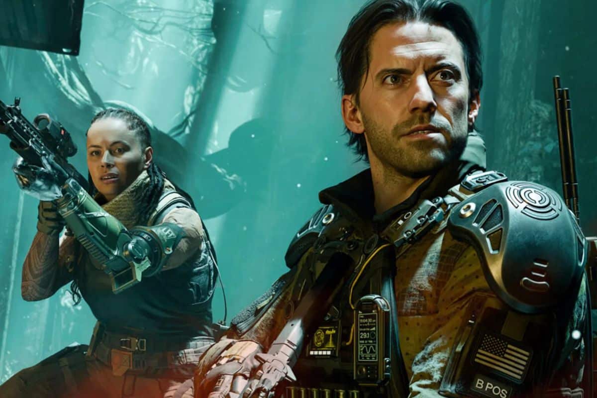 Personnages de jeu vidéo en armure futuriste.