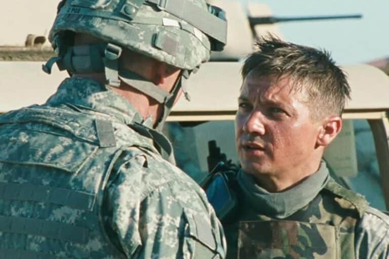 Deux soldats discutent en uniforme militaire.