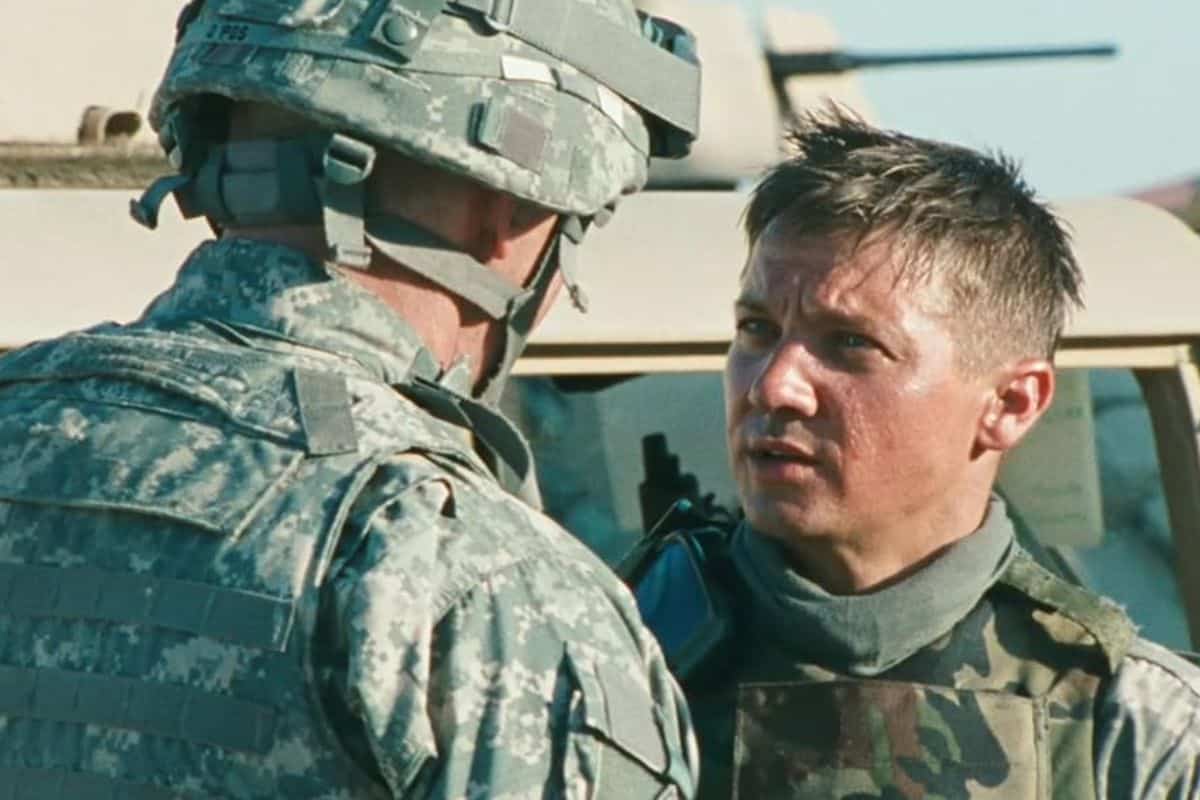 Deux soldats discutent en uniforme militaire.