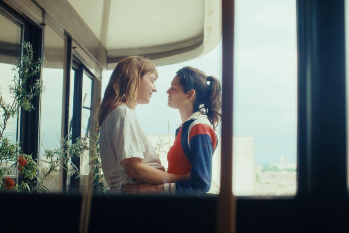 Deux personnes s'embrassant sur un balcon.