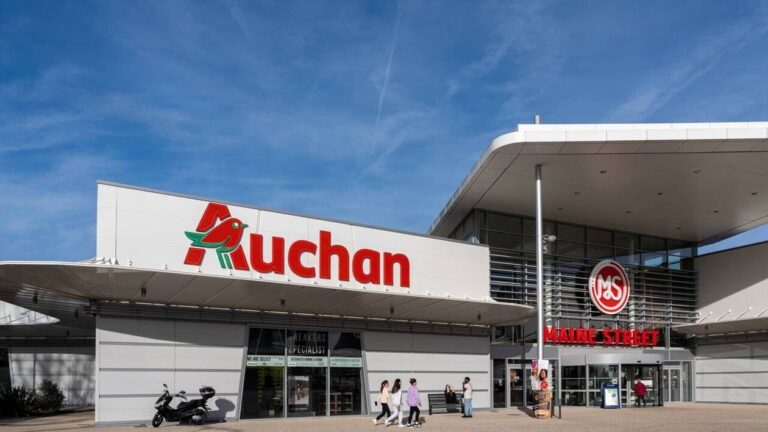 Entrée du centre commercial Auchan.