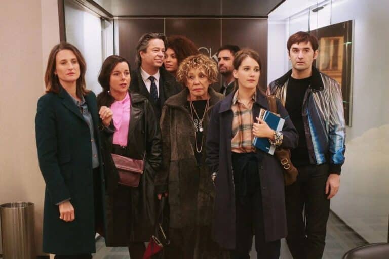 Groupe de personnes dans un ascenseur.