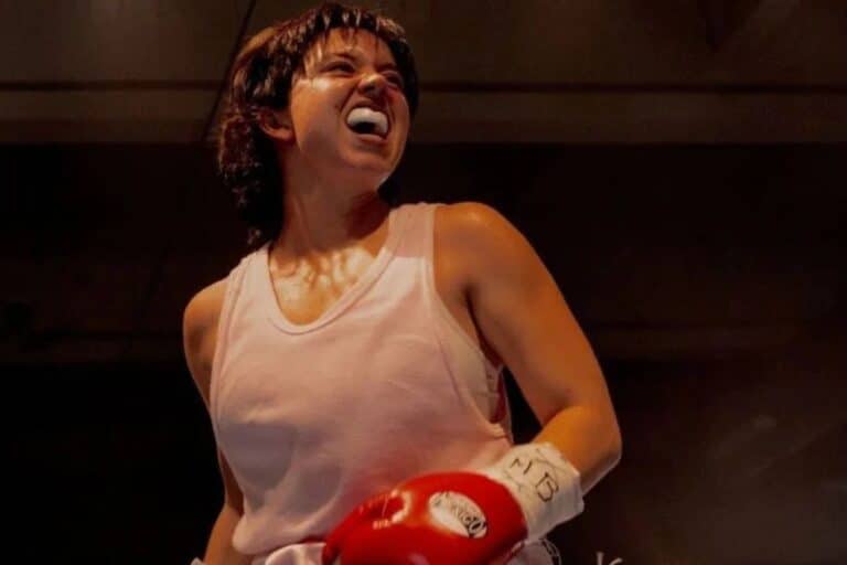 Boxeuse exaltée portant des gants rouges.