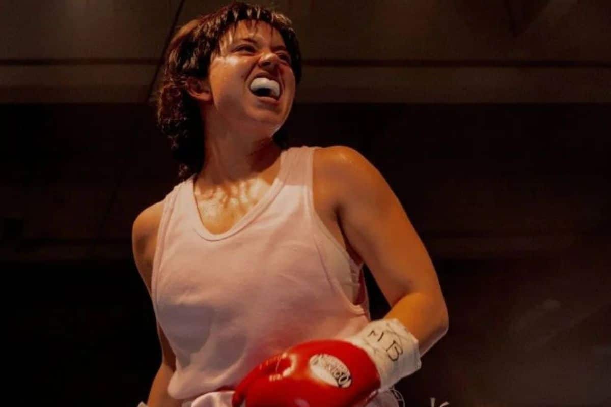 Boxeuse exaltée portant des gants rouges.