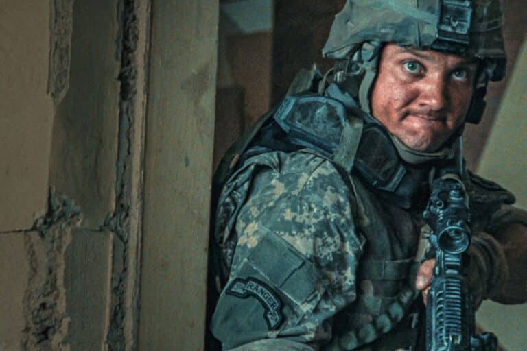 Soldat en uniforme tenant une arme