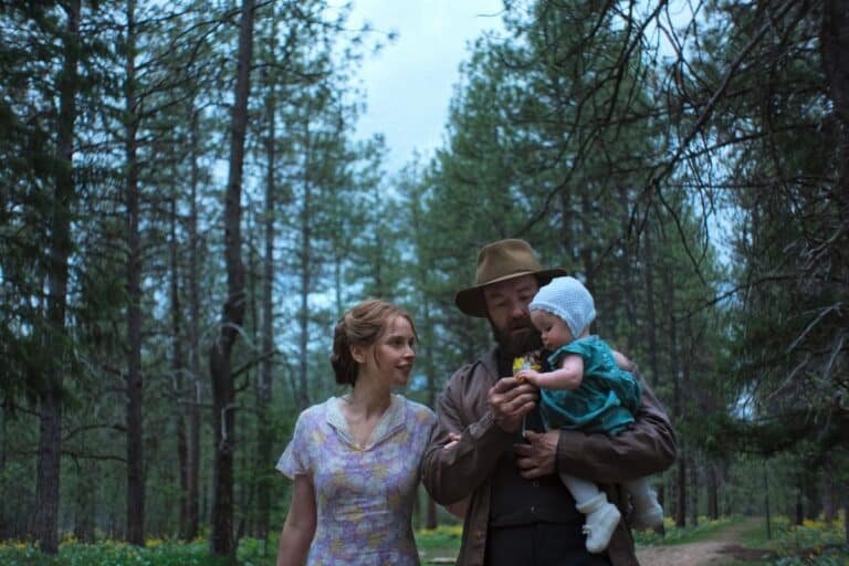 Famille marchant dans une forêt de sapins.