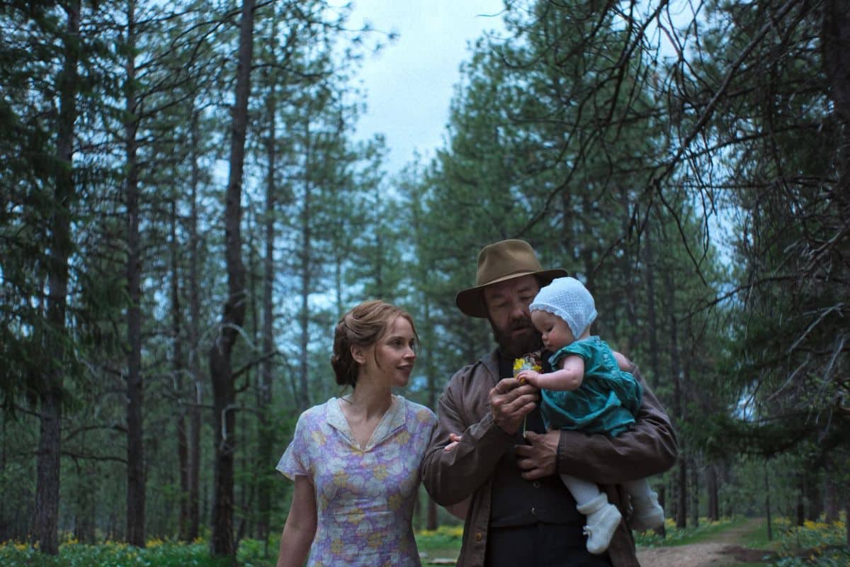 Famille marchant dans une forêt de sapins.