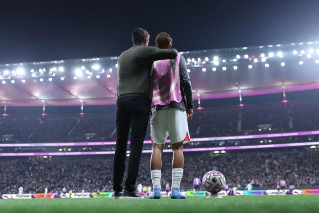 Deux personnes sur le bord d'un terrain de football.