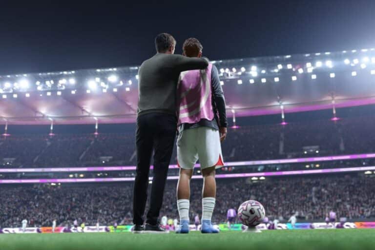 Deux personnes sur le bord d'un terrain de football.