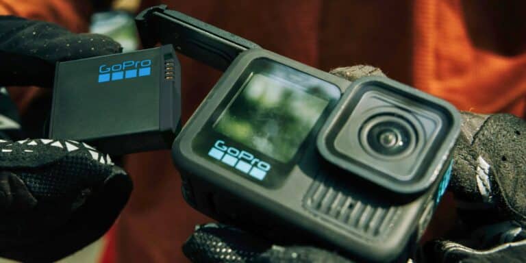 Caméra GoPro avec batterie, gros plan.