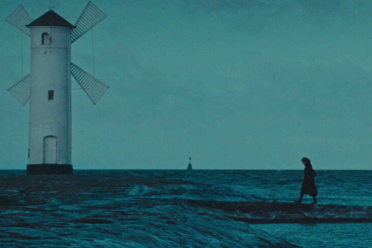 Phare et silhouette près de la mer.