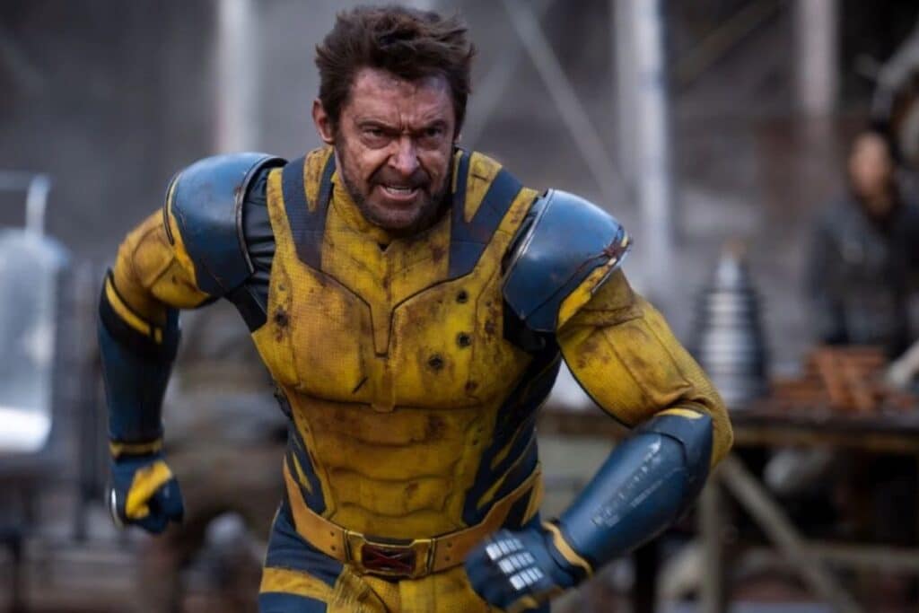 Homme en armure jaune courant vers l'avant.