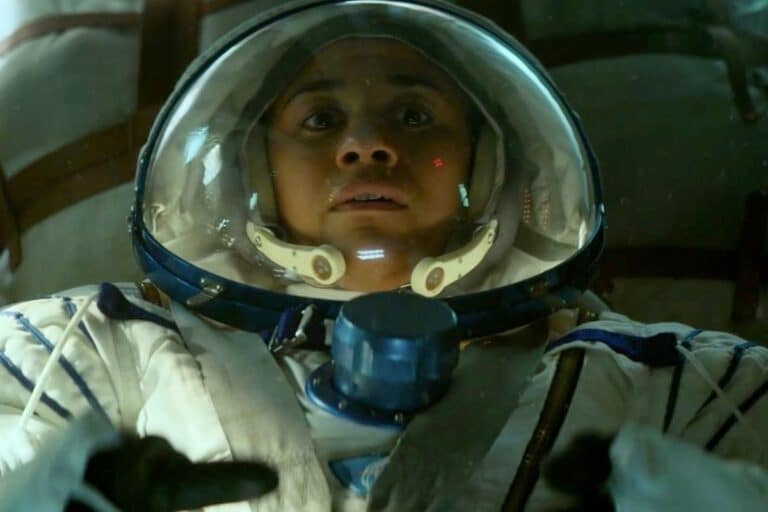 Personne en combinaison spatiale à l'intérieur d'une capsule.