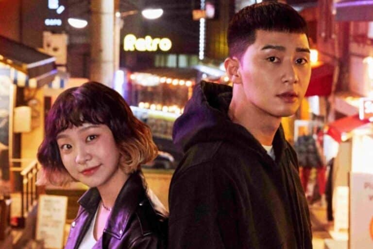 Deux personnes devant enseigne lumineuse