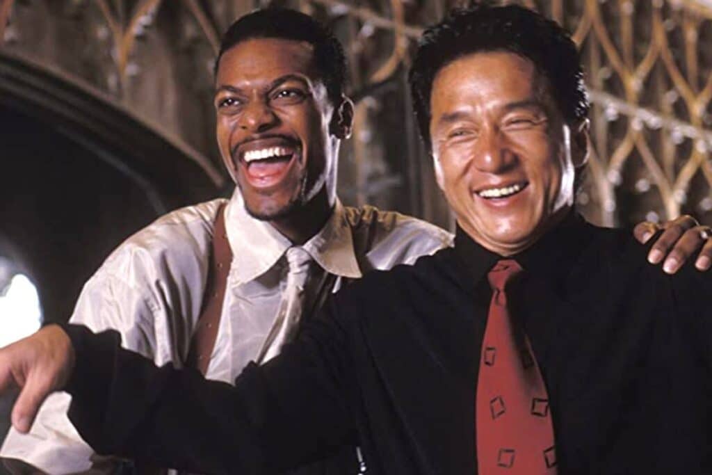 Deux hommes rient ensemble.