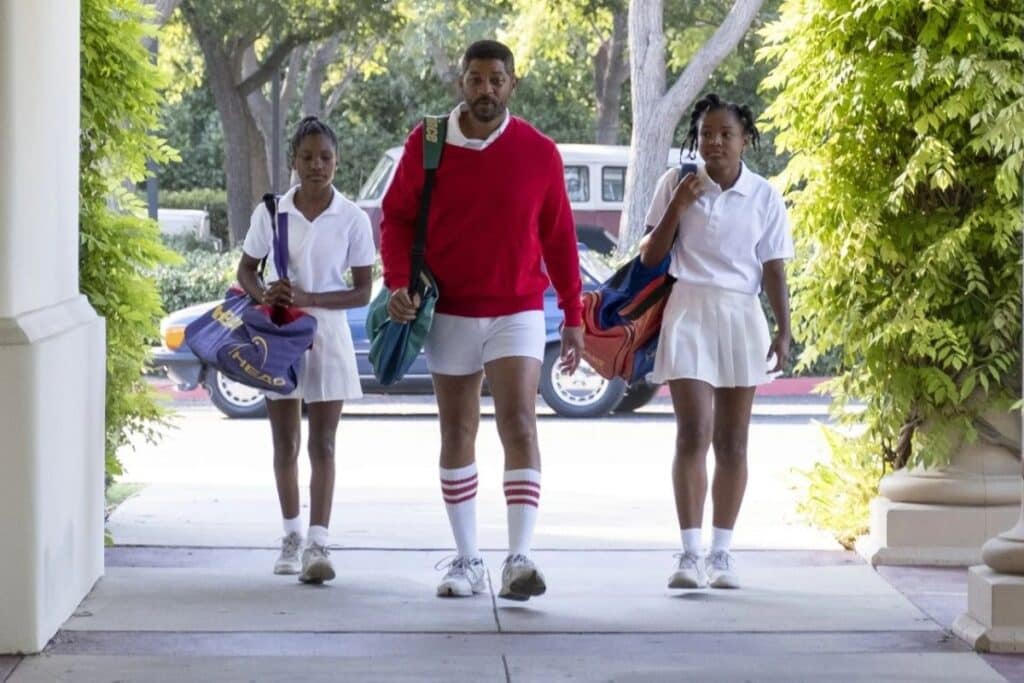 Trois personnes avec des sacs de sport.