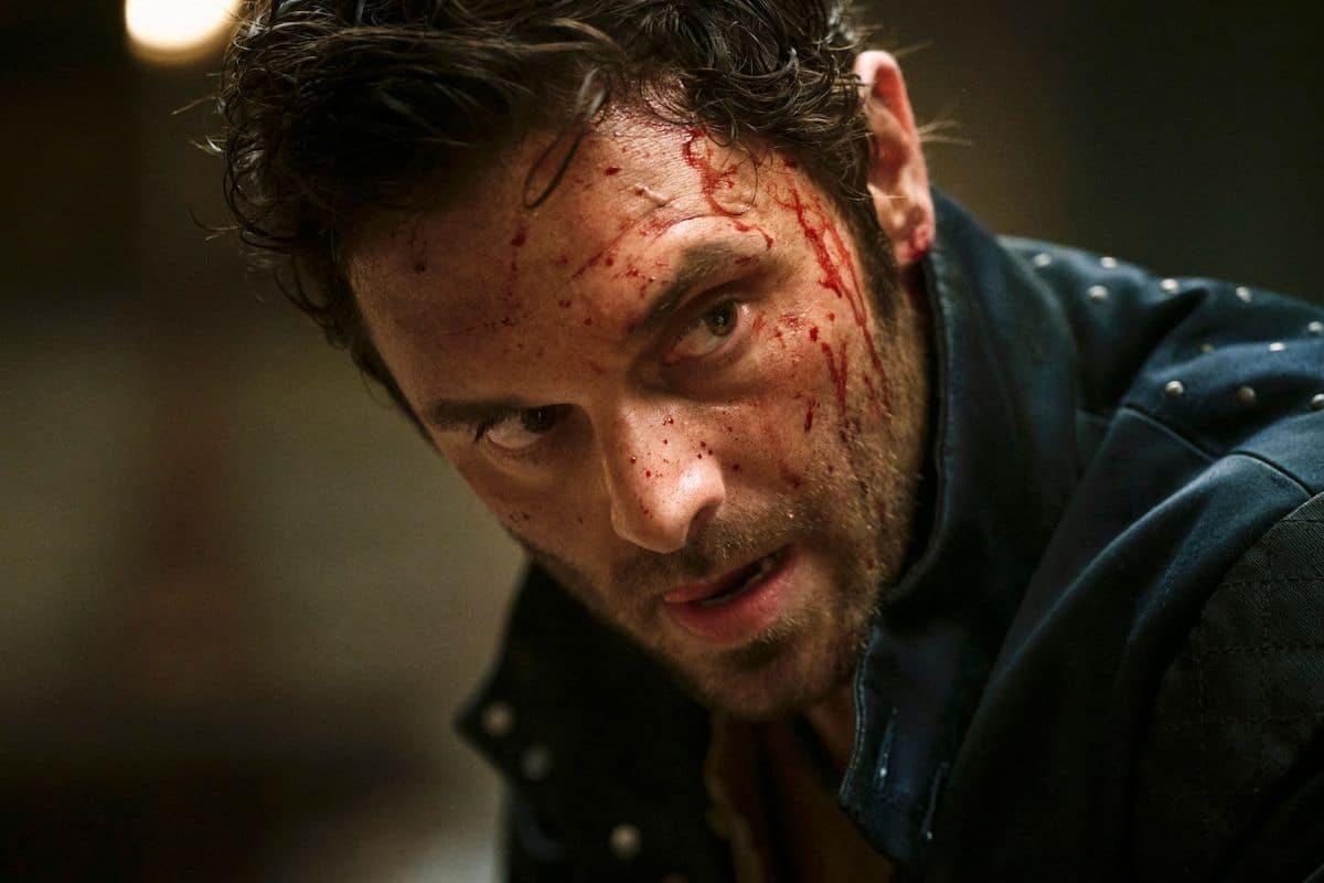 Homme blessé avec des éclaboussures de sang sur le visage.