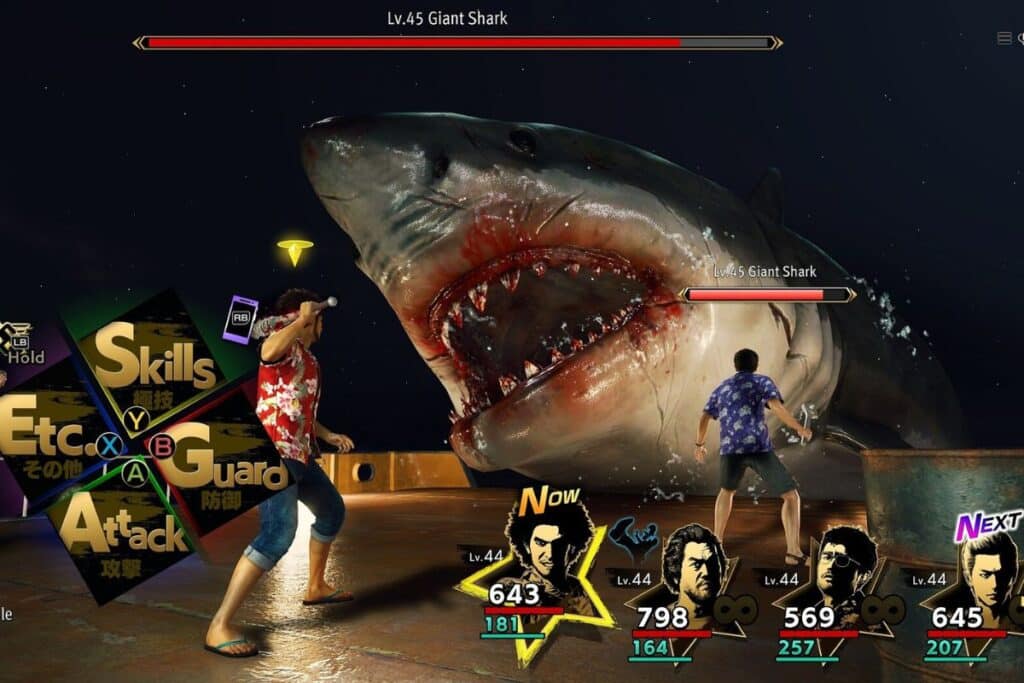 Combat contre un requin géant dans un jeu vidéo.