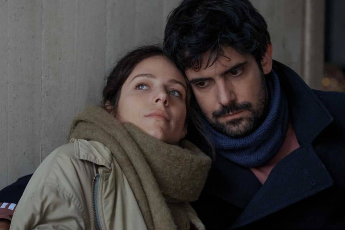 Deux personnes assises, l'air pensif.