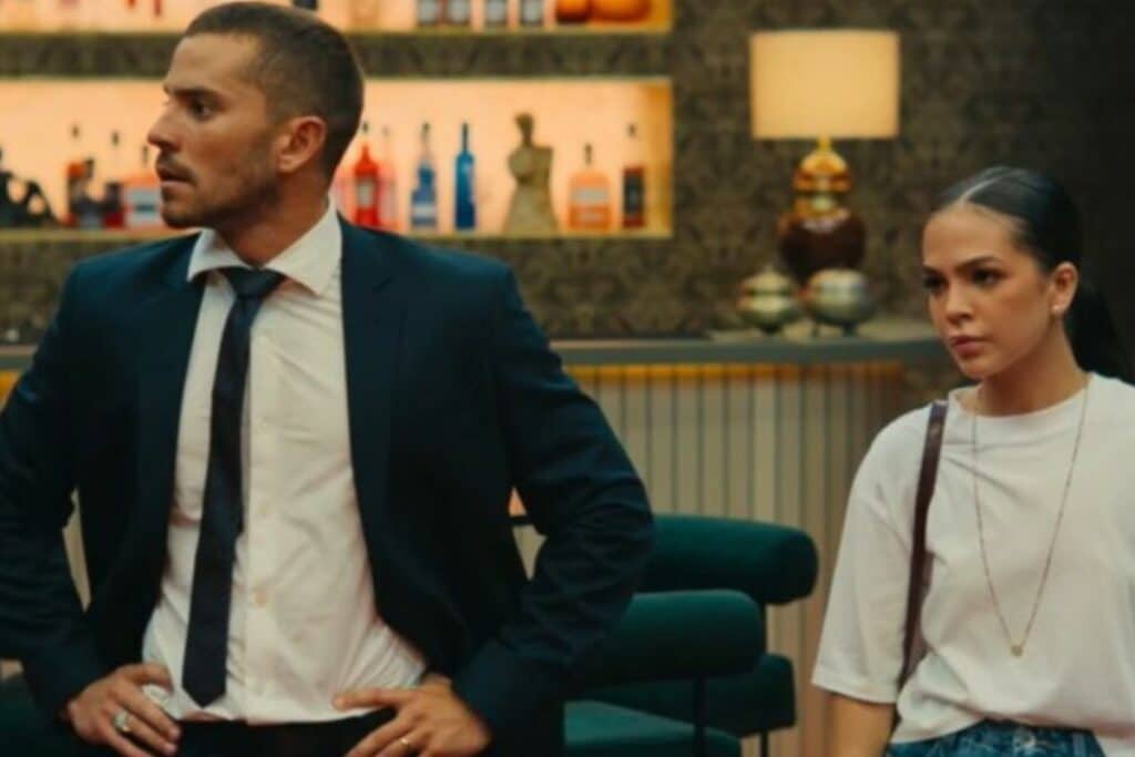 Deux personnes dans un cadre moderne, préoccupées.