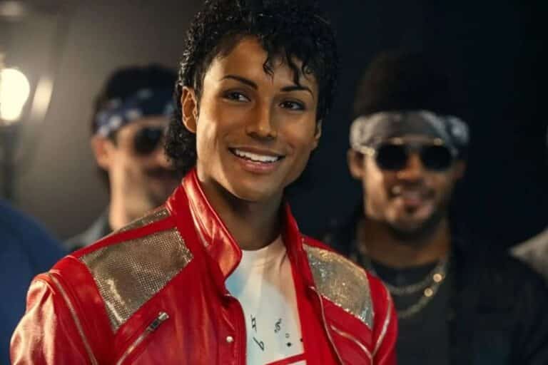 Homme souriant en veste rouge, ambiance rétro.