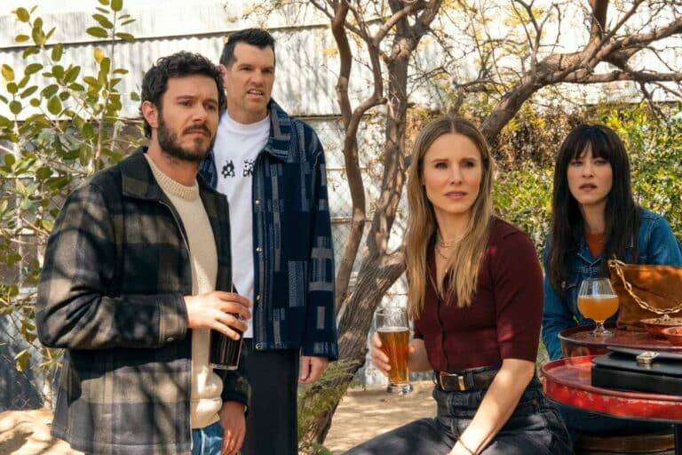 Quatre personnes assises avec des boissons en extérieur.