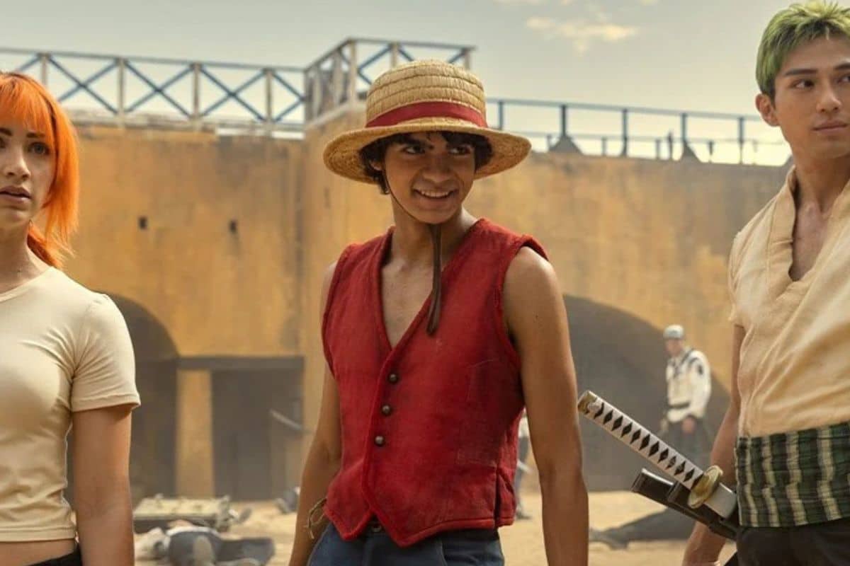 Personnes en costumes colorés dans un décor historique.