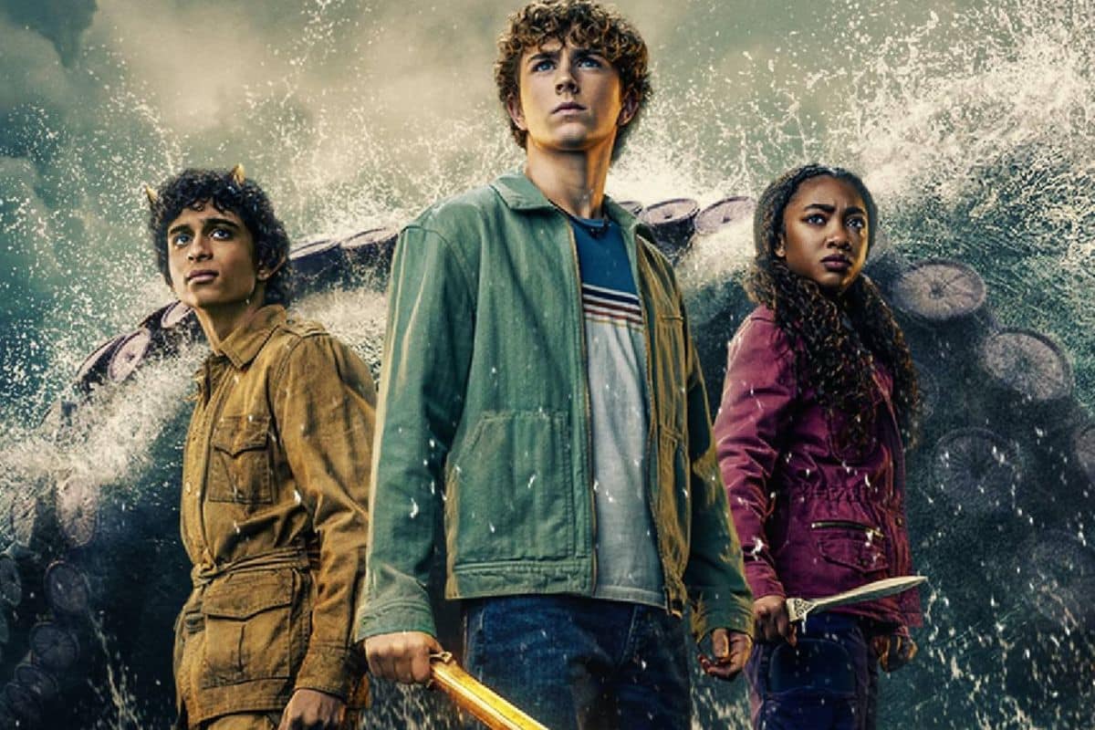 Trois jeunes avec armes, devant créature marine.