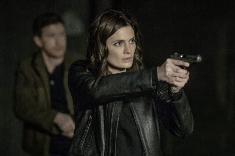 Femme avec une arme, prête à tirer.