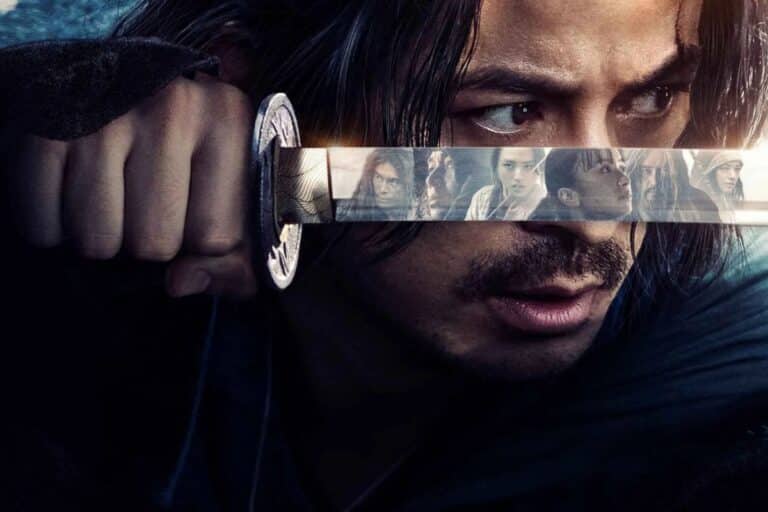 Homme tenant une épée réfléchissant des visages.