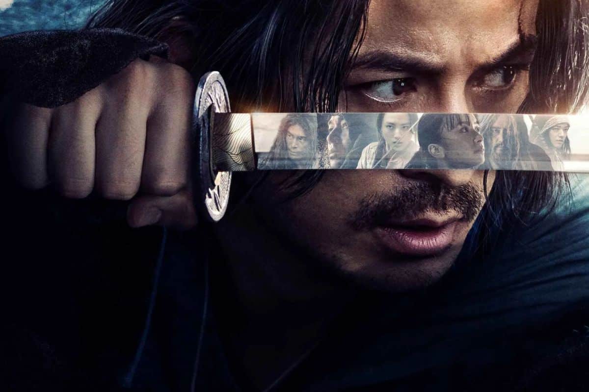 Homme tenant une épée réfléchissant des visages.