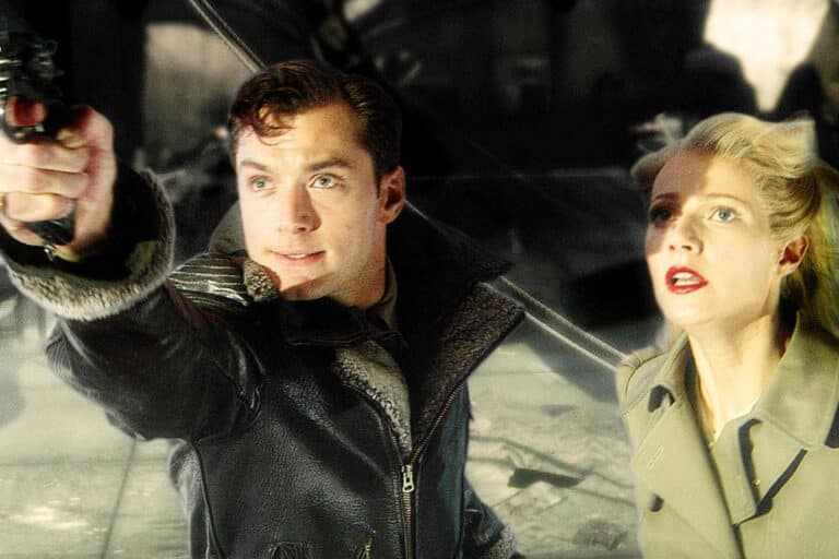 Scène de film avec deux personnages inquiets.