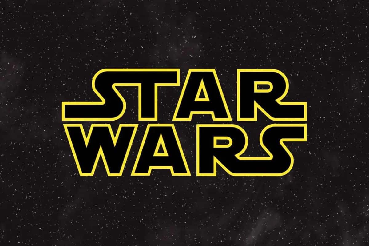 Logo Star Wars sur fond étoilé.