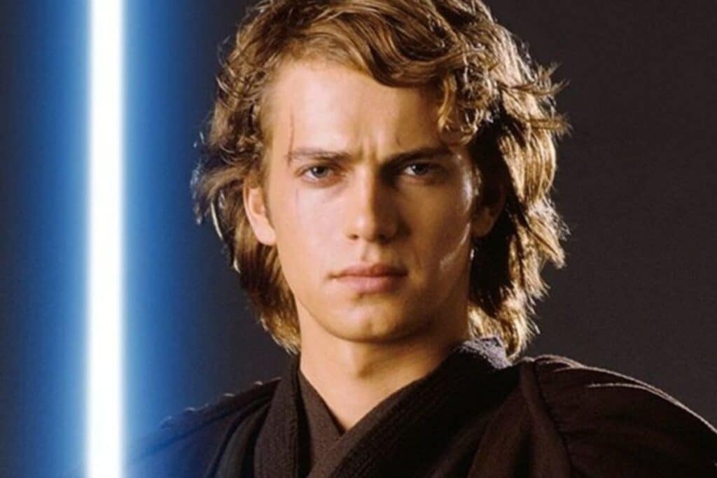 Personnage avec un sabre laser bleu.