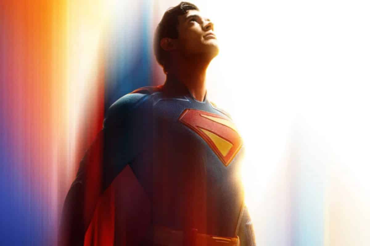 Super-héros regardant vers le haut, éclat lumineux.