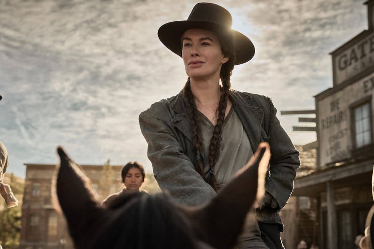 Femme à cheval dans une ville du Far West.