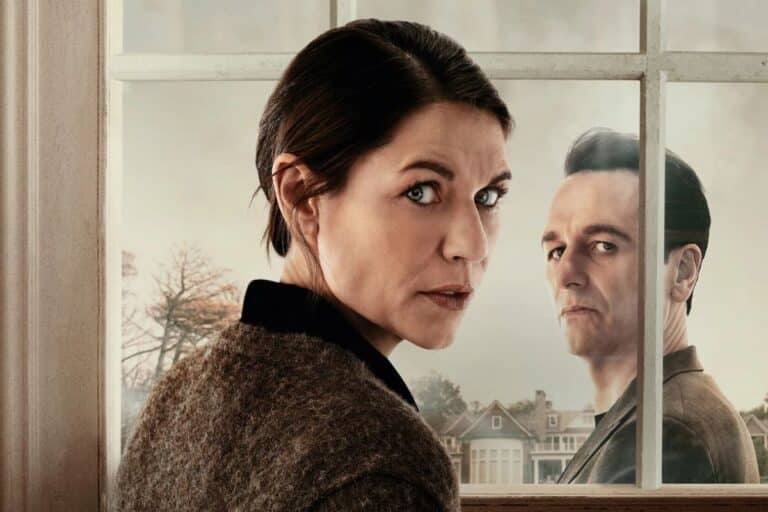 Deux personnes regardant par la fenêtre.