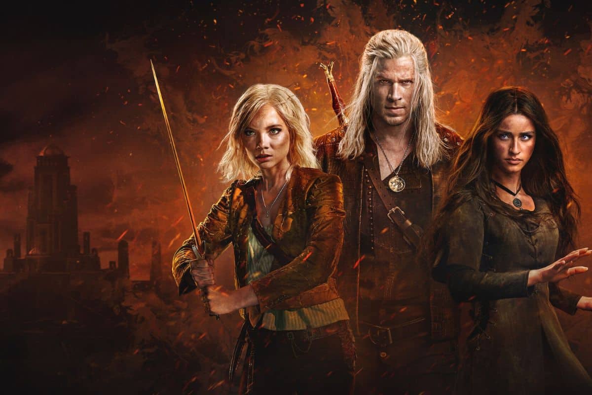 Trois personnages en costumes médiévaux avec épées.