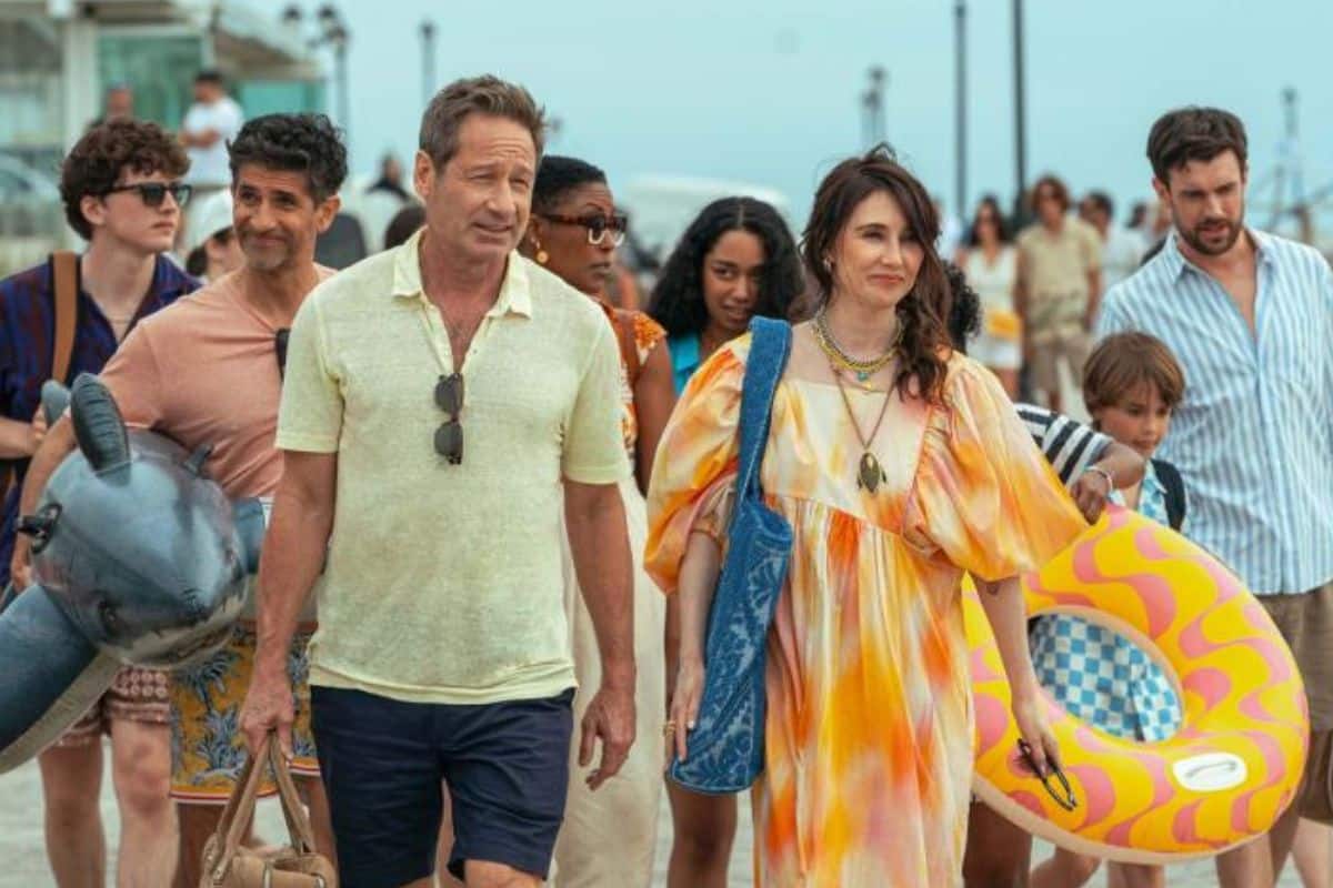 Groupe de personnes marchant sur une promenade.