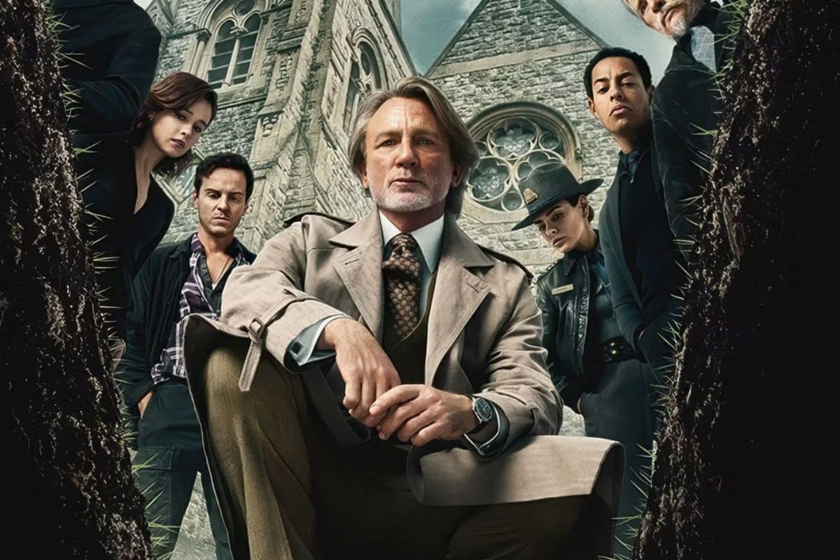 Groupe observant depuis le haut d'une fosse.