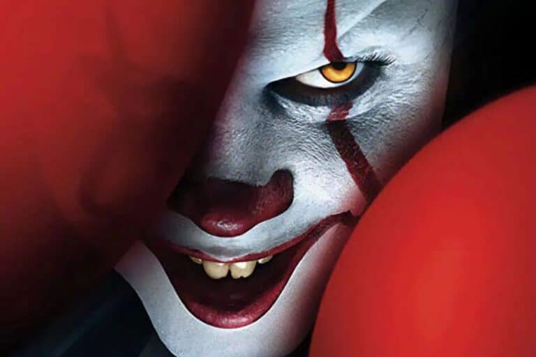 Clown effrayant avec des ballons rouges.