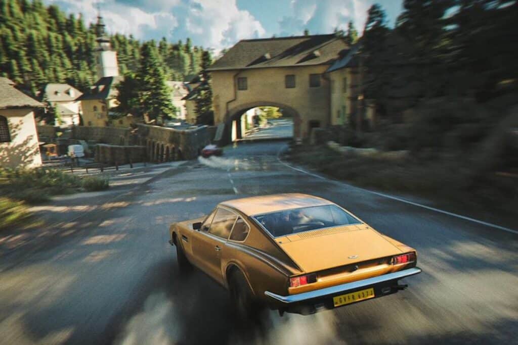 Voiture jaune en dérive dans village pittoresque.