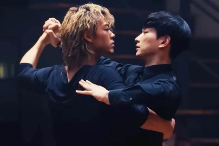 Deux hommes dansent ensemble élégamment.