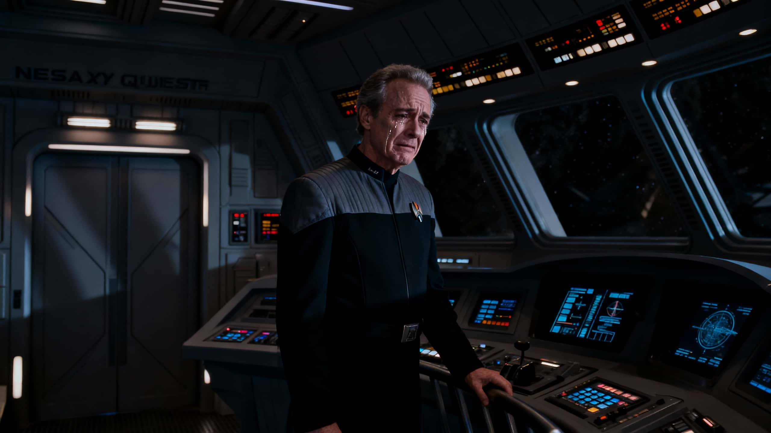 Homme en uniforme dans un cockpit futuriste, triste.