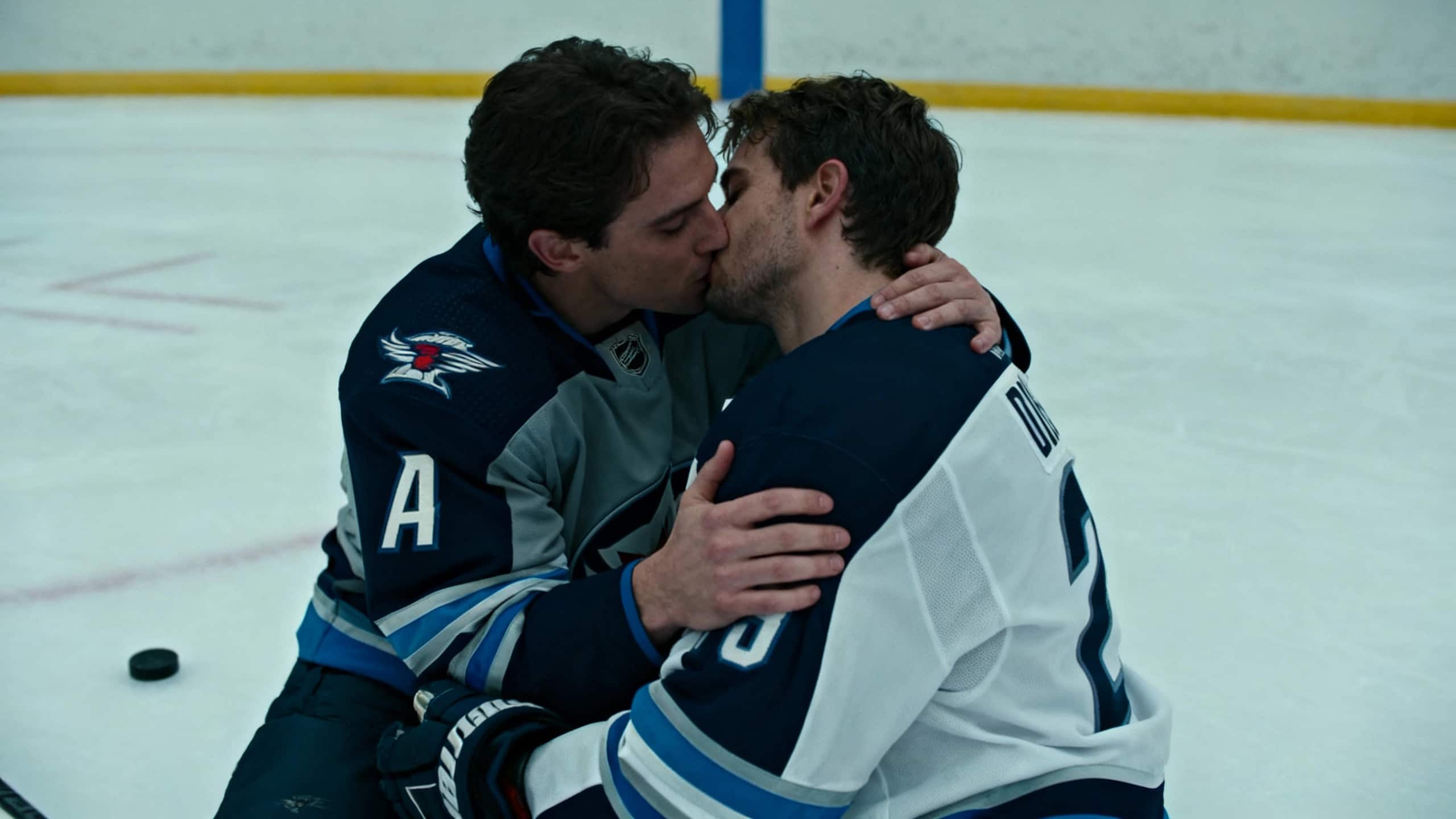Joueurs de hockey s'embrassant sur la glace.