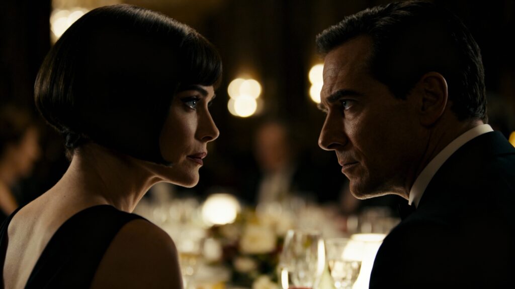 Deux personnes se regardent intensément.