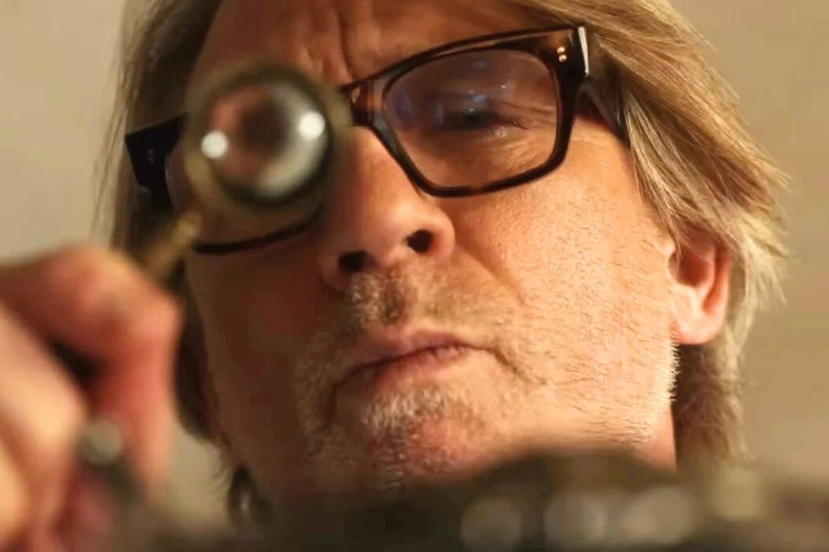 Personne utilisant une loupe pour examiner.