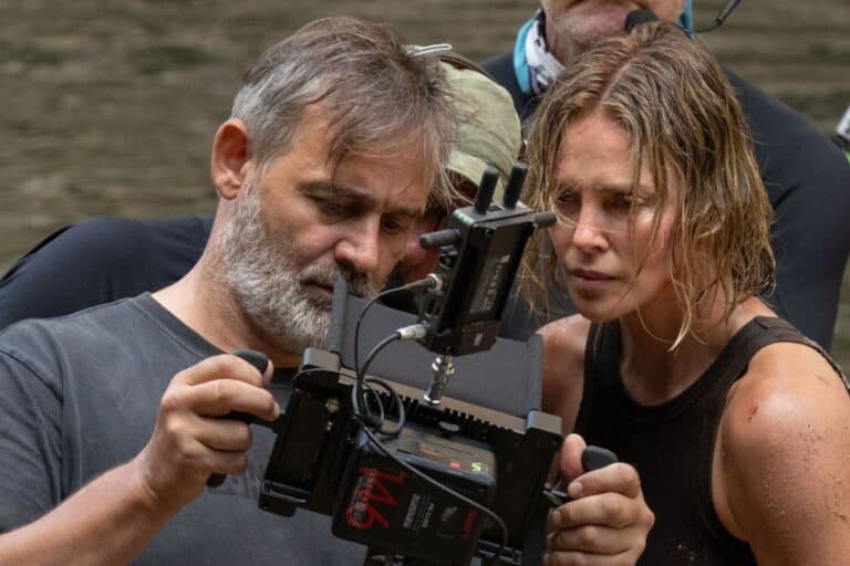 Deux personnes regardent un écran d'appareil photo.